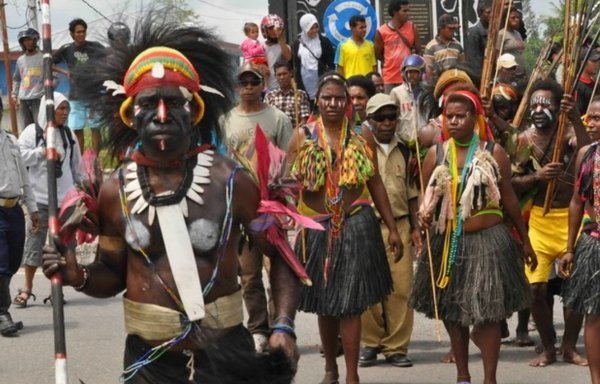 Pakaian Adat Yokal Papua